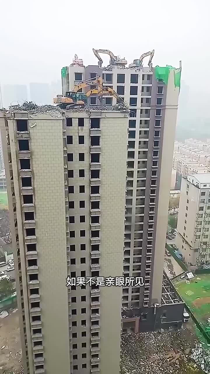 挖掘机是如何爬上楼的