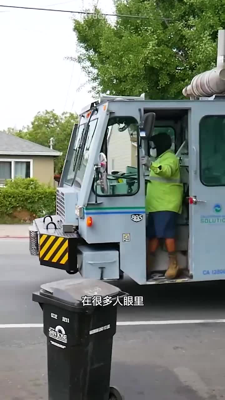 国外的全自动垃圾车环卫工工作事半功倍