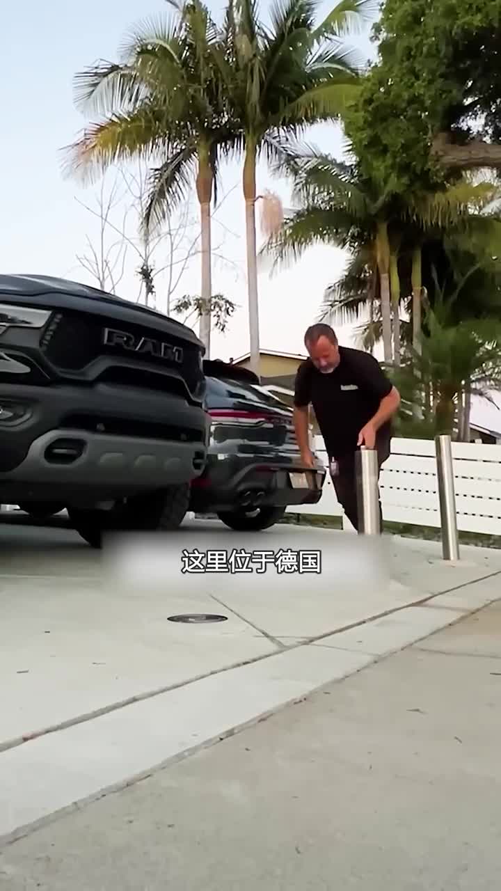 车子被盗富豪怒砸四根地钉