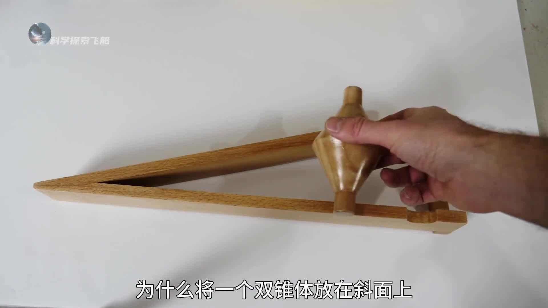 引力的本质到底是什么为何爱因斯坦的时空理论否定了牛顿的万有引力