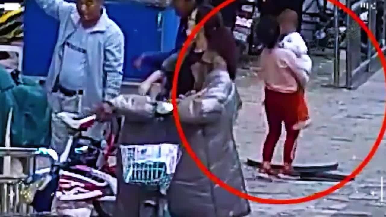 姐姐抱弟弟不幸掉入化粪池男子从死神手中抢人