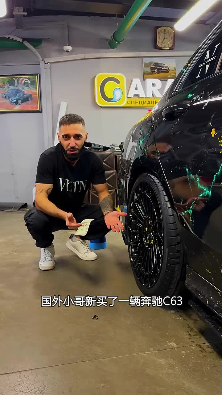 小哥提车后有点飘