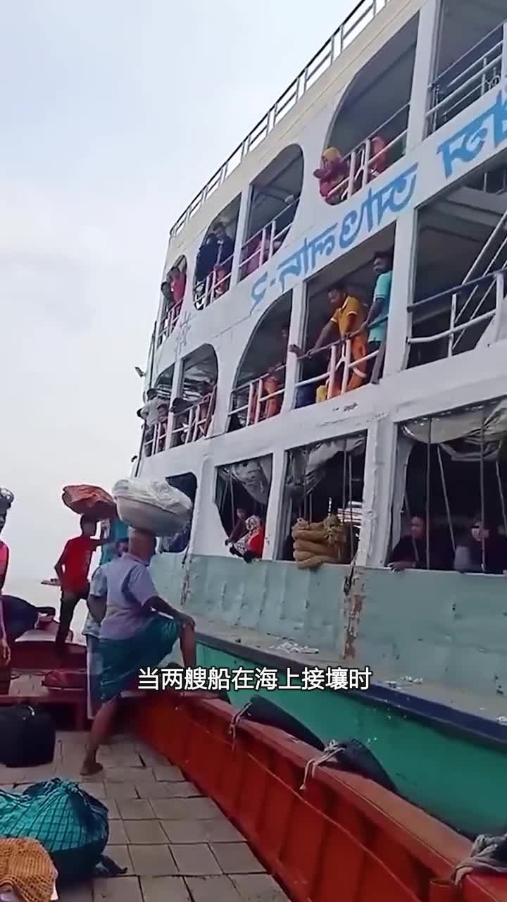 孟加拉国独特的乘船方式