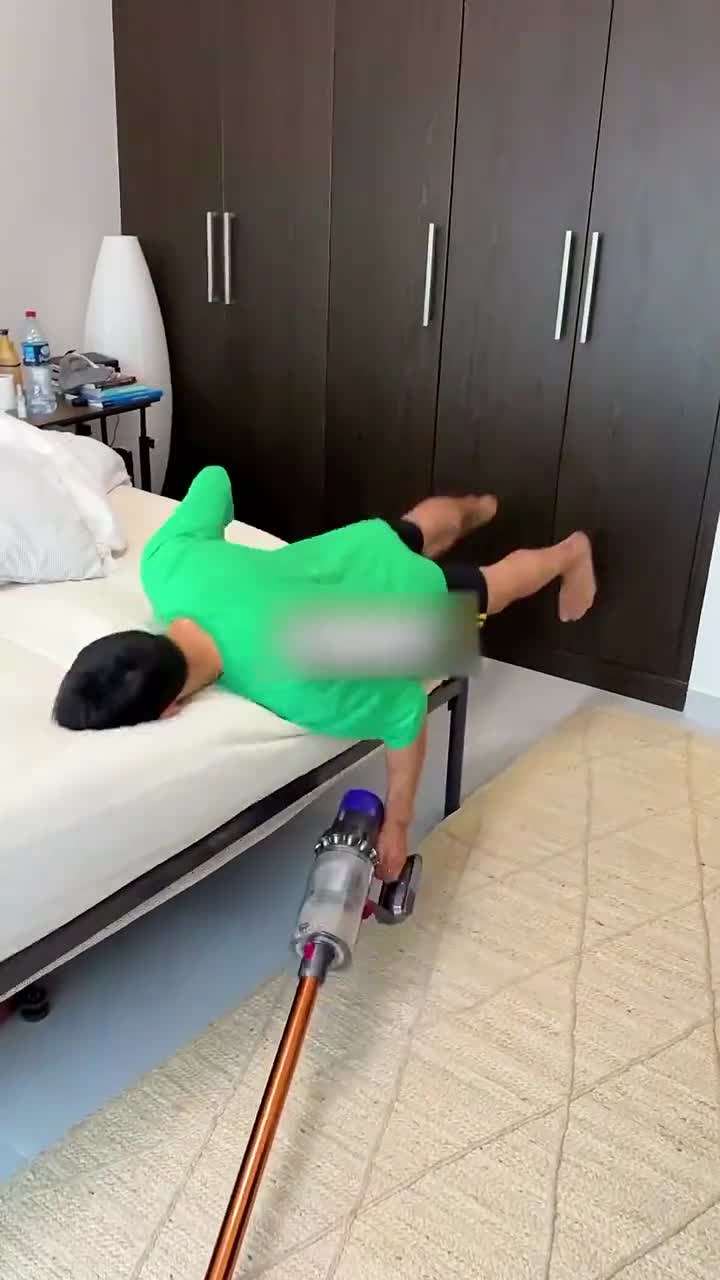 真人版人体木偶把摔倒变成了艺术