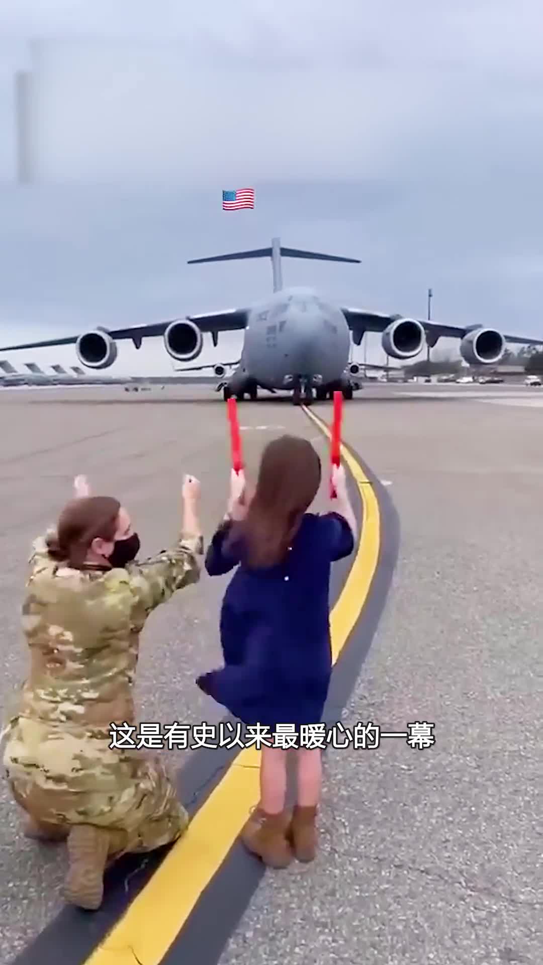 手拿荧光棒机场最轻松的工作之一