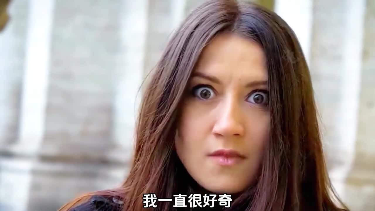 为什么一杯水下肚排出来的尿液是黄色还伴有骚味呢