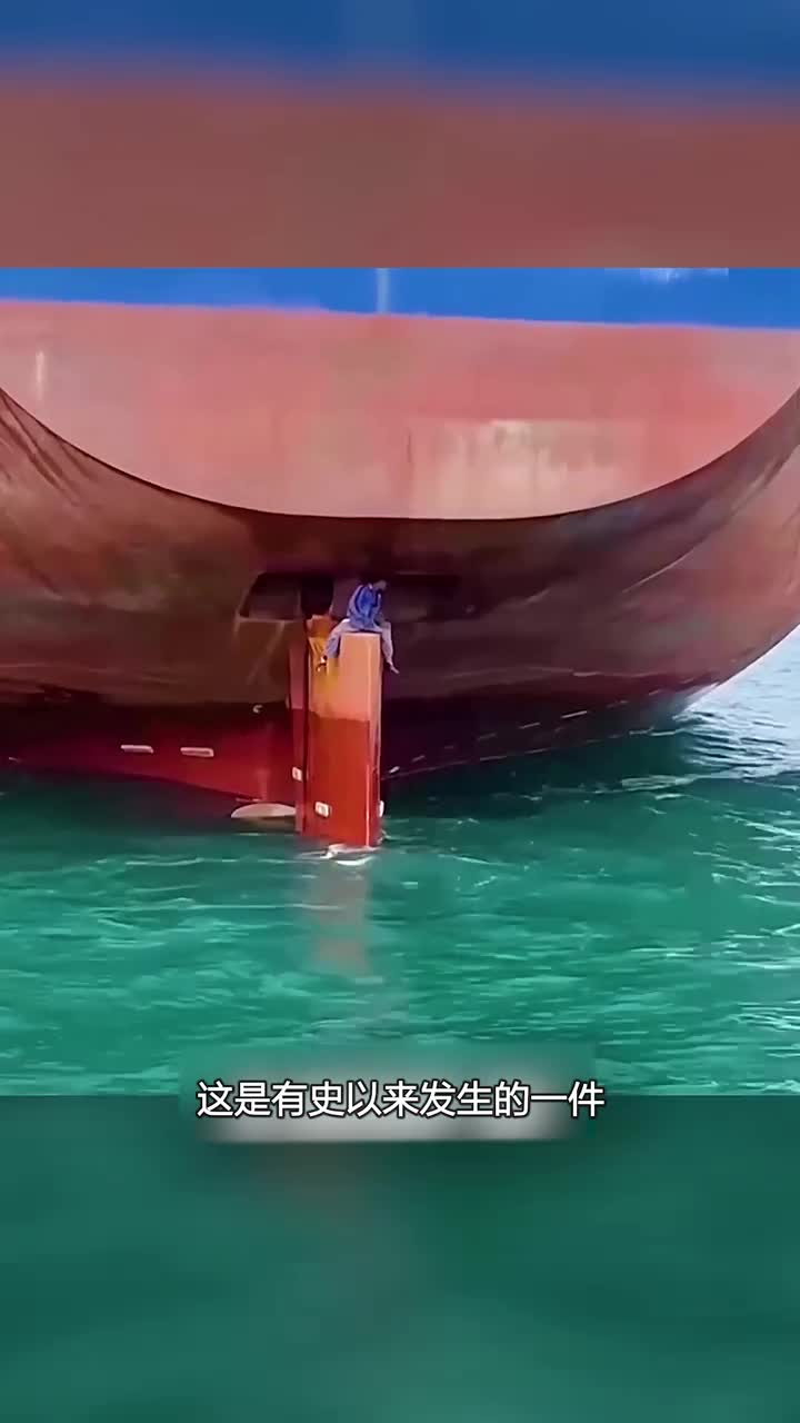 简直难以相信这俩人在船底挂了十四天