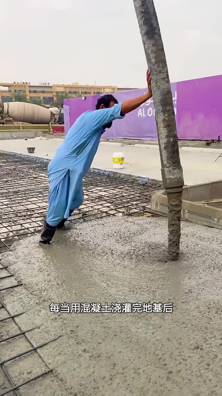 工人为什么把球塞进管道