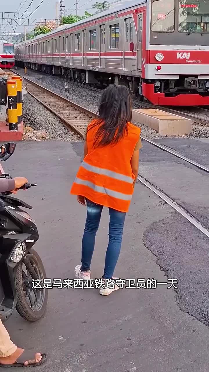 马来西亚铁路守卫员的一天平凡而伟大