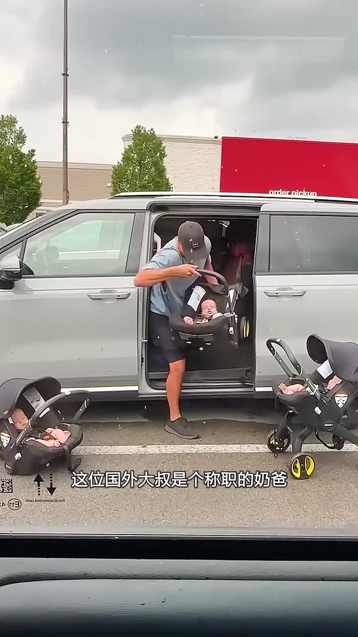 国外大叔和他幸福的三胞胎