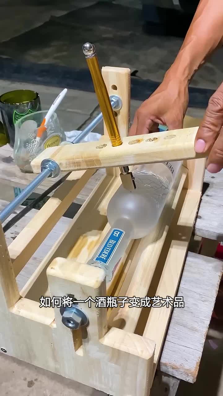 泰国街头隐藏着这样一位高手切割瓶子的方法绝了