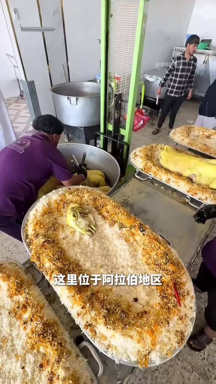 阿拉伯传统宴席不可思议的大尾羊宴一整只羊盖在米饭上