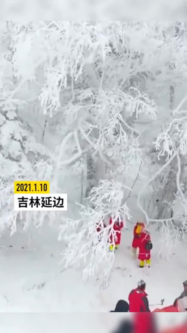 吉林延边现数十里高山雾凇景观引来众多游客观赏这样的冰雪世界想去看看嘛