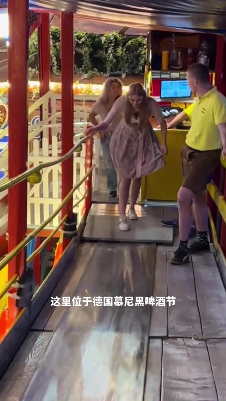 啤酒节上独特的滑道体验速度与激情并存的传送带游乐设施