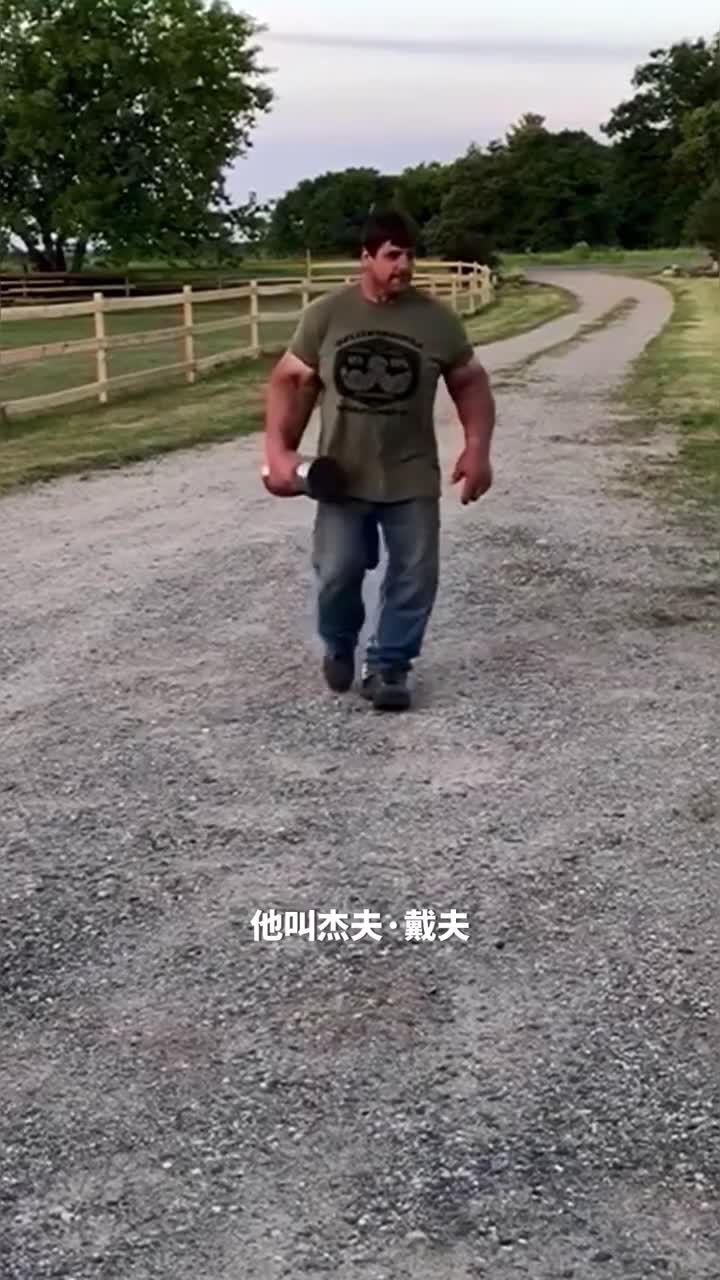 拥有着一双巨大手臂的掰手腕选手