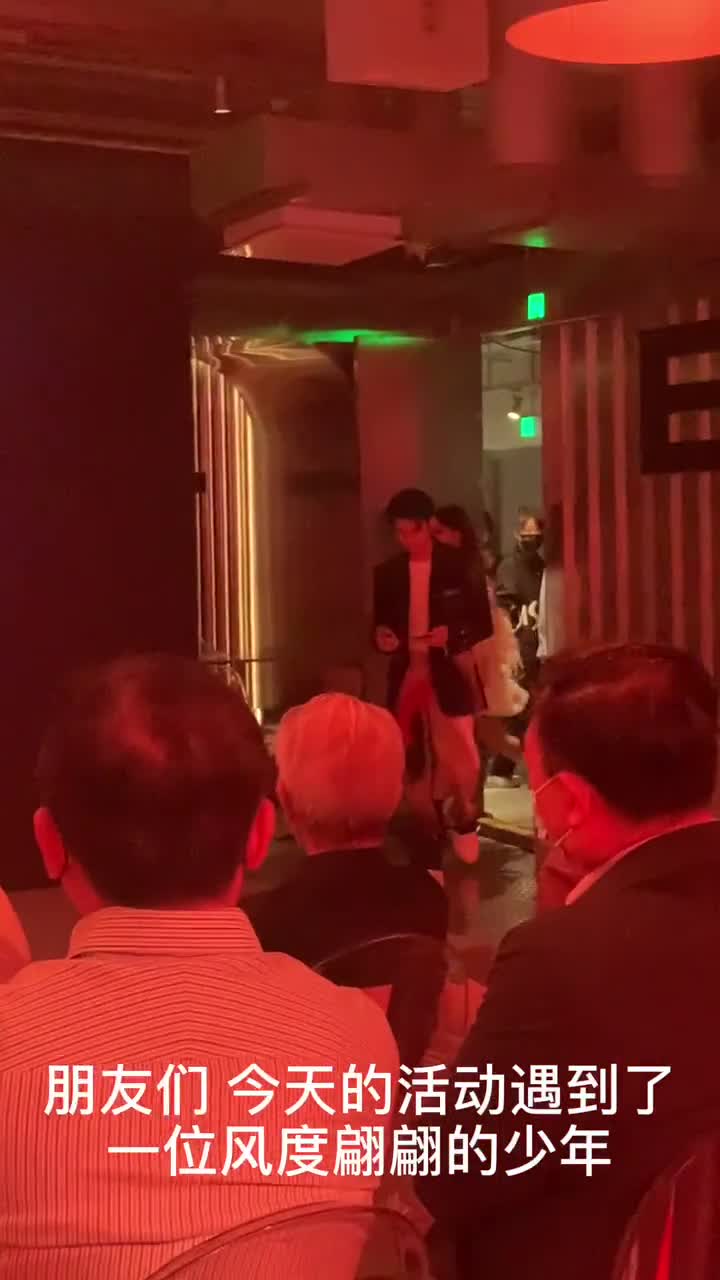 节日福利假期第一天活动上遇到了一位风度翩翩的少年