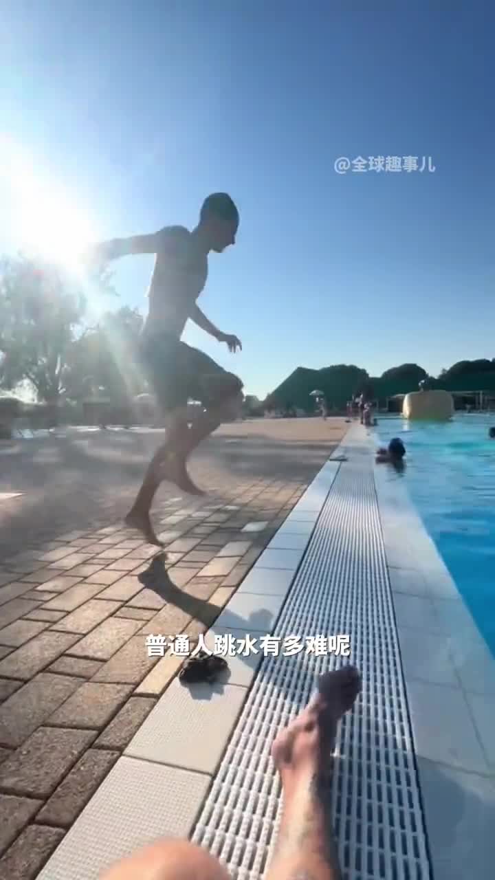 跳水运动一跃而下的瞬间跳水看起来轻而易举实际上每一步都是艰难险阻