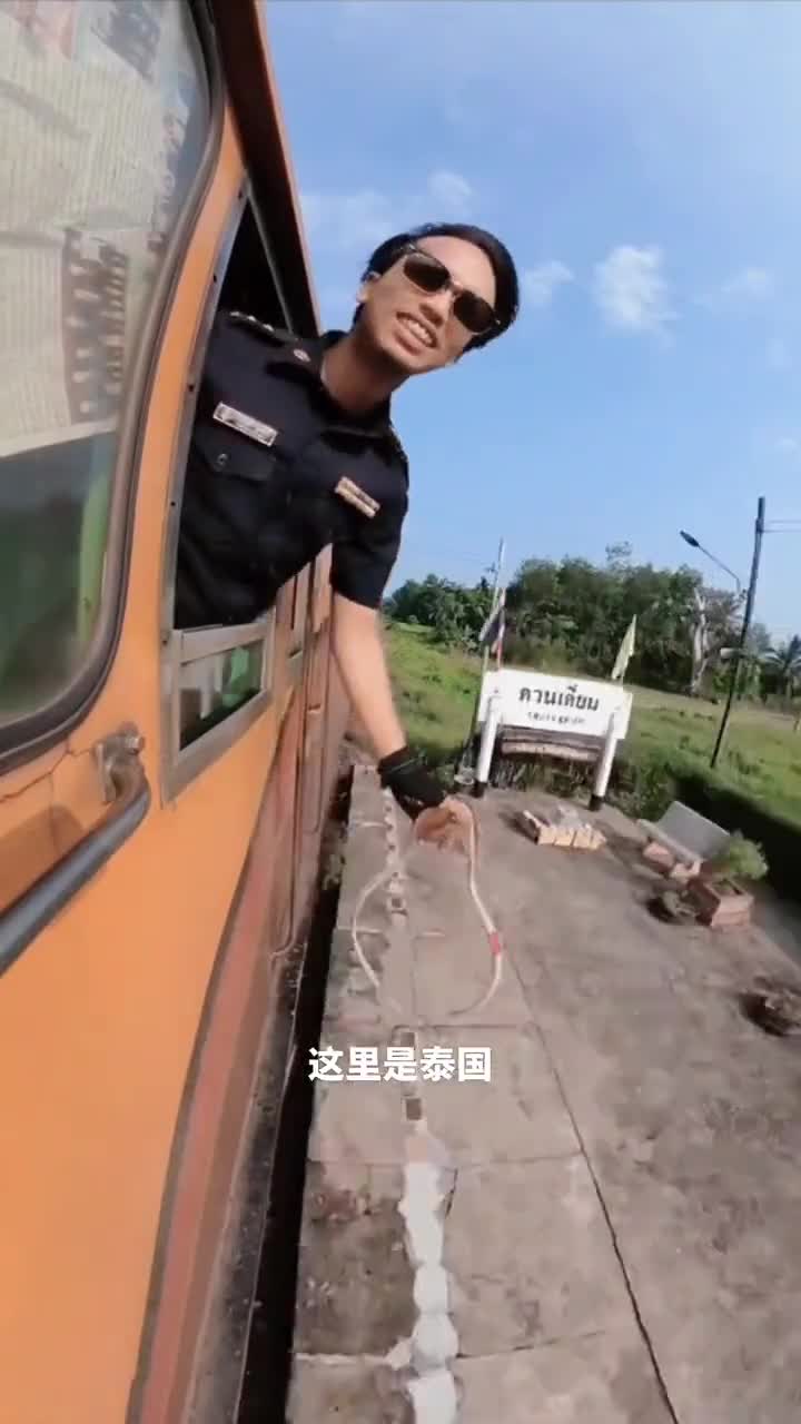 原始路签套一圈圈联系铁路安全