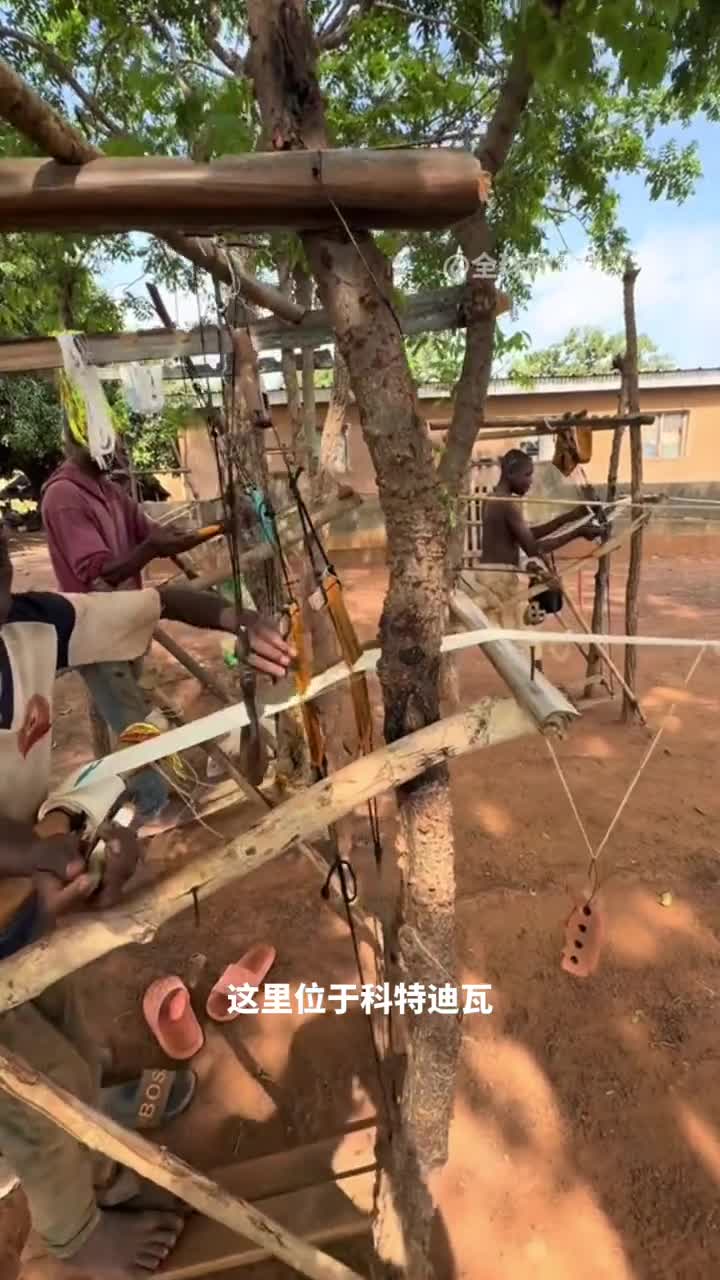 用木头和竹子搭建的手工织布机