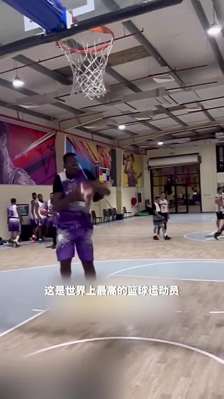 来自尼日利亚的阿比奥顿阿德戈克不用起跳轻松扣篮