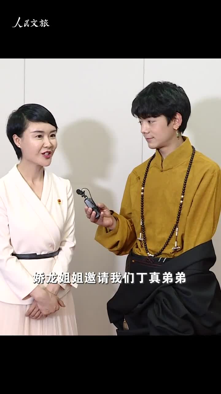 娇龙姐姐和丁真弟弟互相邀请赛马画风永远是那么可爱