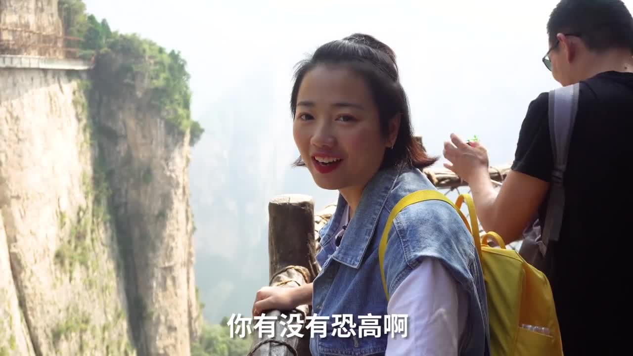 小姐姐带我们体验悬空玻璃栈道看摄影师扑街哈哈哈第一次小姐姐sun