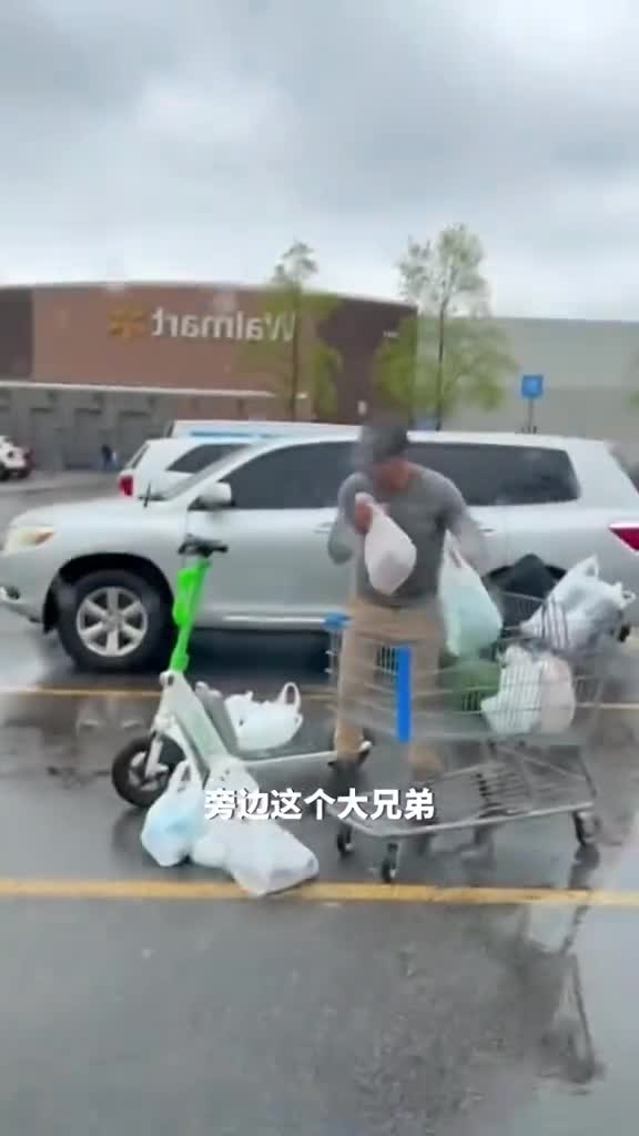 大兄弟从超市购物出来后