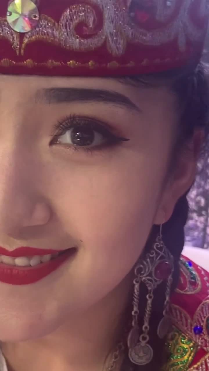 是心动啊服贸会现场捉到一位新疆小姐姐加德拉加那尔她眼里的星星你看到了吗