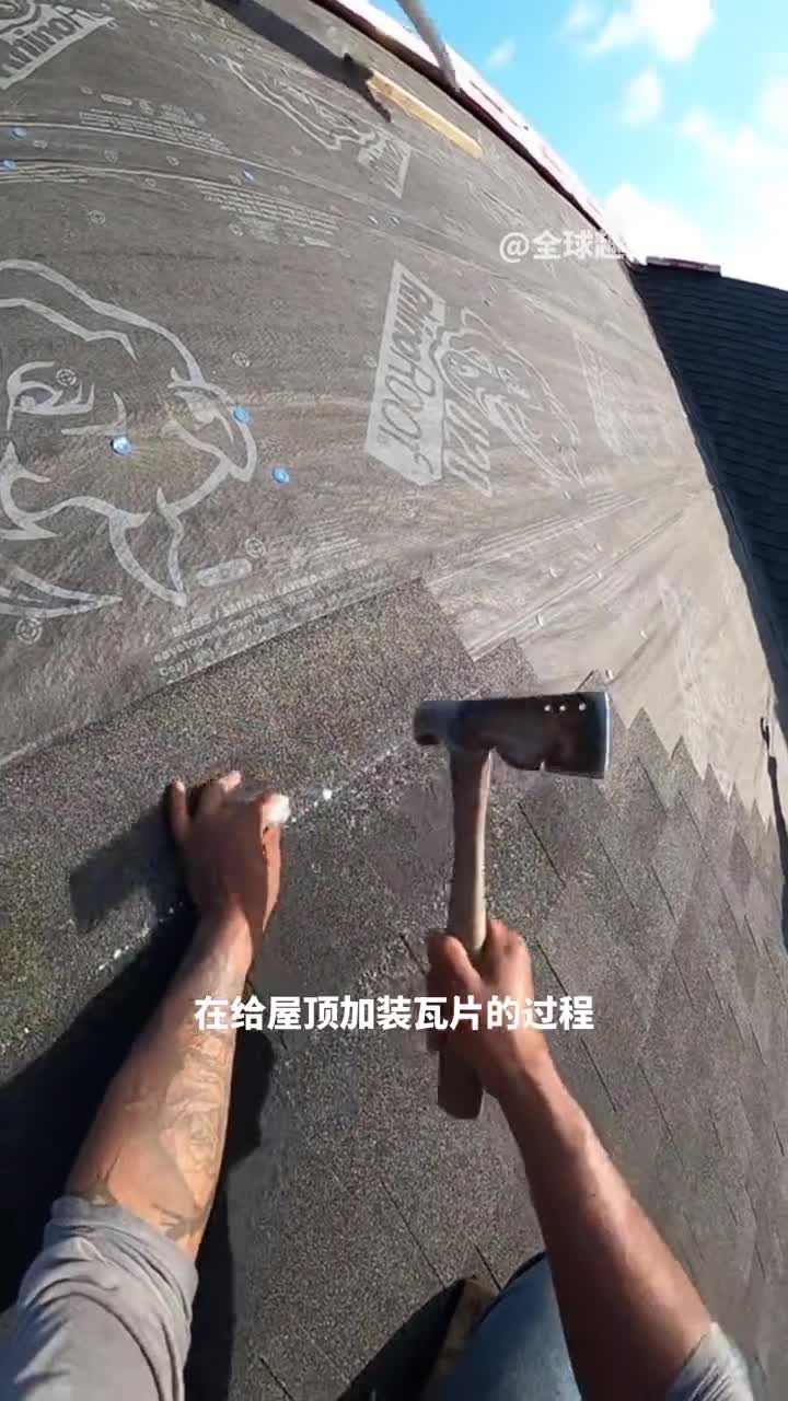 专业安装就是解压工人熟练的铺设屋顶沥青瓦
