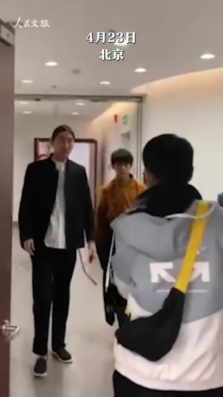 理塘丁真来人民日报社参加第四届中国文旅品牌影响力大会啦笑起来太甜野啦