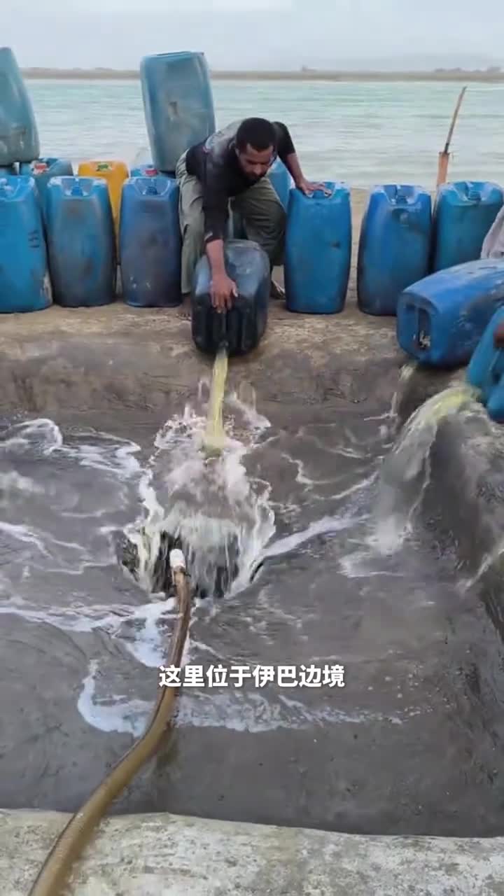 伊朗边境的跑油队小皮卡摩托车上演另类石油运输