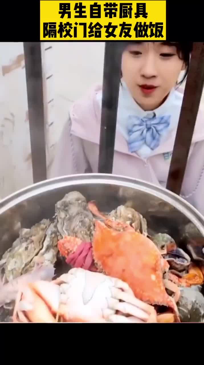 又是羡慕别人家男朋友的一天男生自带厨具给女友做饭不仅色香味俱全还次次不重样