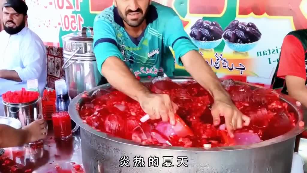 奇葩美食巴铁用手搅拌的西瓜汁竟还光明正大的加色素