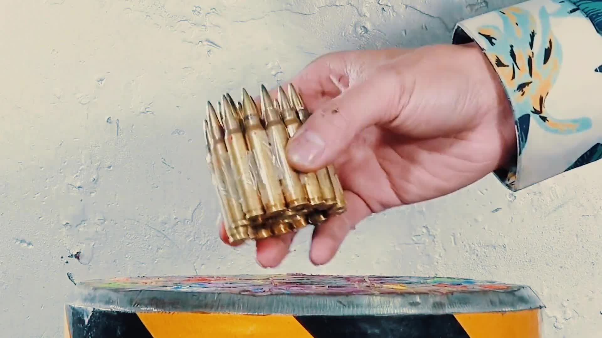 液压机究竟有多可怕钻石被压爆子弹被压爆甚至铁墩也被压爆