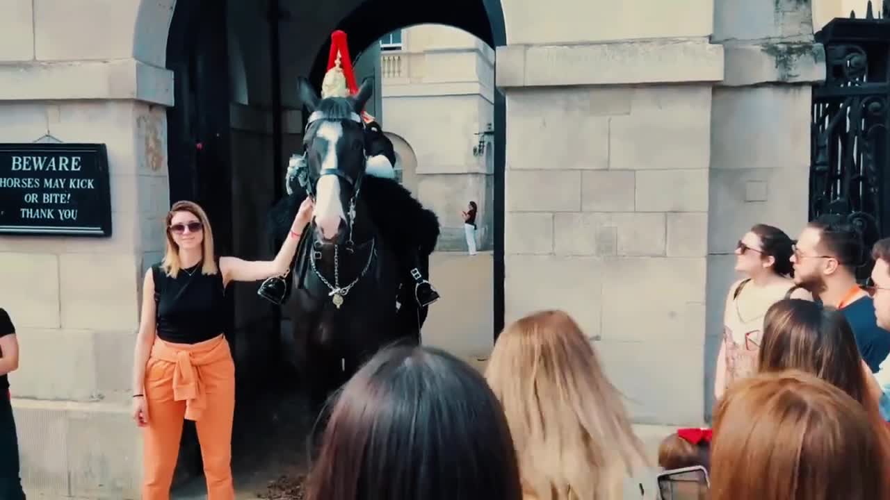 为什么英国卫兵会冲着游客吼呢