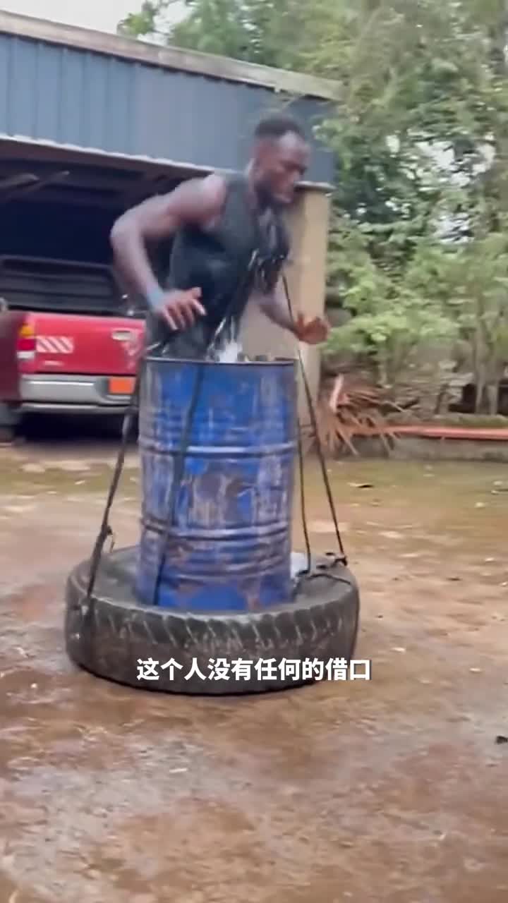 这个人没有任何借口努力的训练坚持着自己的篮球梦