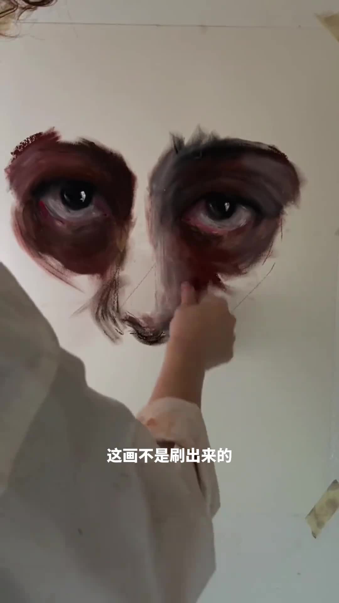 艺术家用双手抹出逼真肖像画原来手指画也能这么细腻