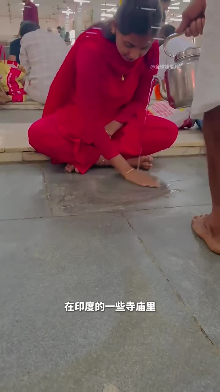 没筷子没盘子直接在地板上吃饭印度寺庙的免费餐食有多特别