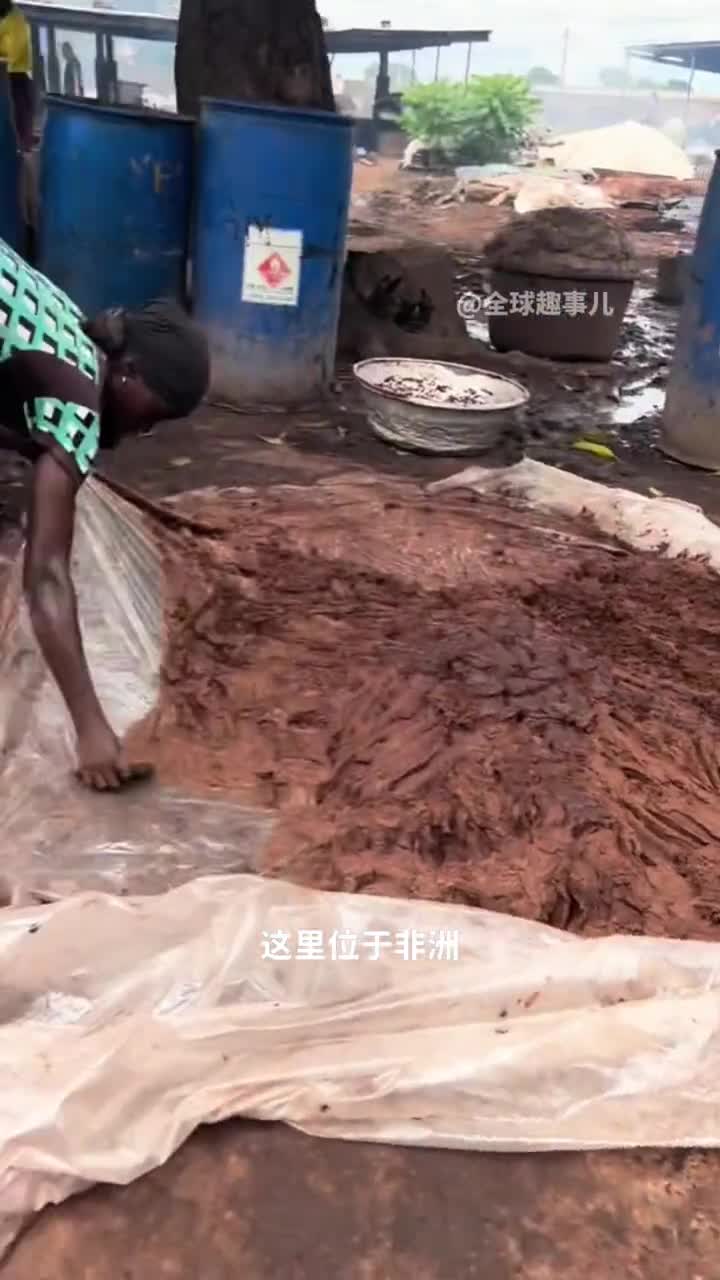 看似搅泥巴原来是在手工炼制乳木果油