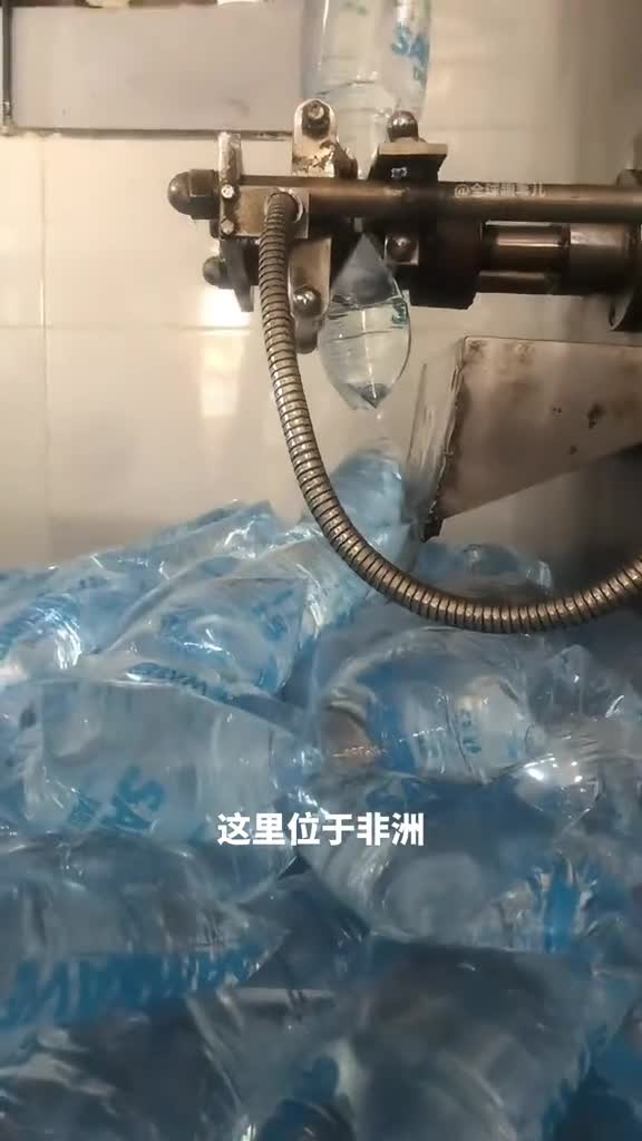 非洲袋装水非洲街头袋子里的饮用水