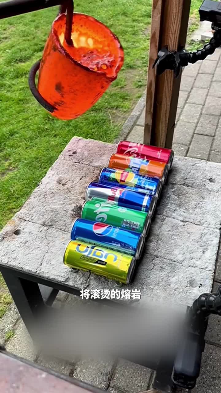 滚烫的熔岩倒入水中瞬间变黑