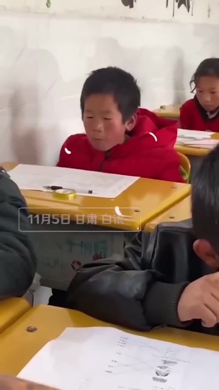 小学生上课偷吃零食眼神躲闪网友像极了小时候的自己以为谁都看不见