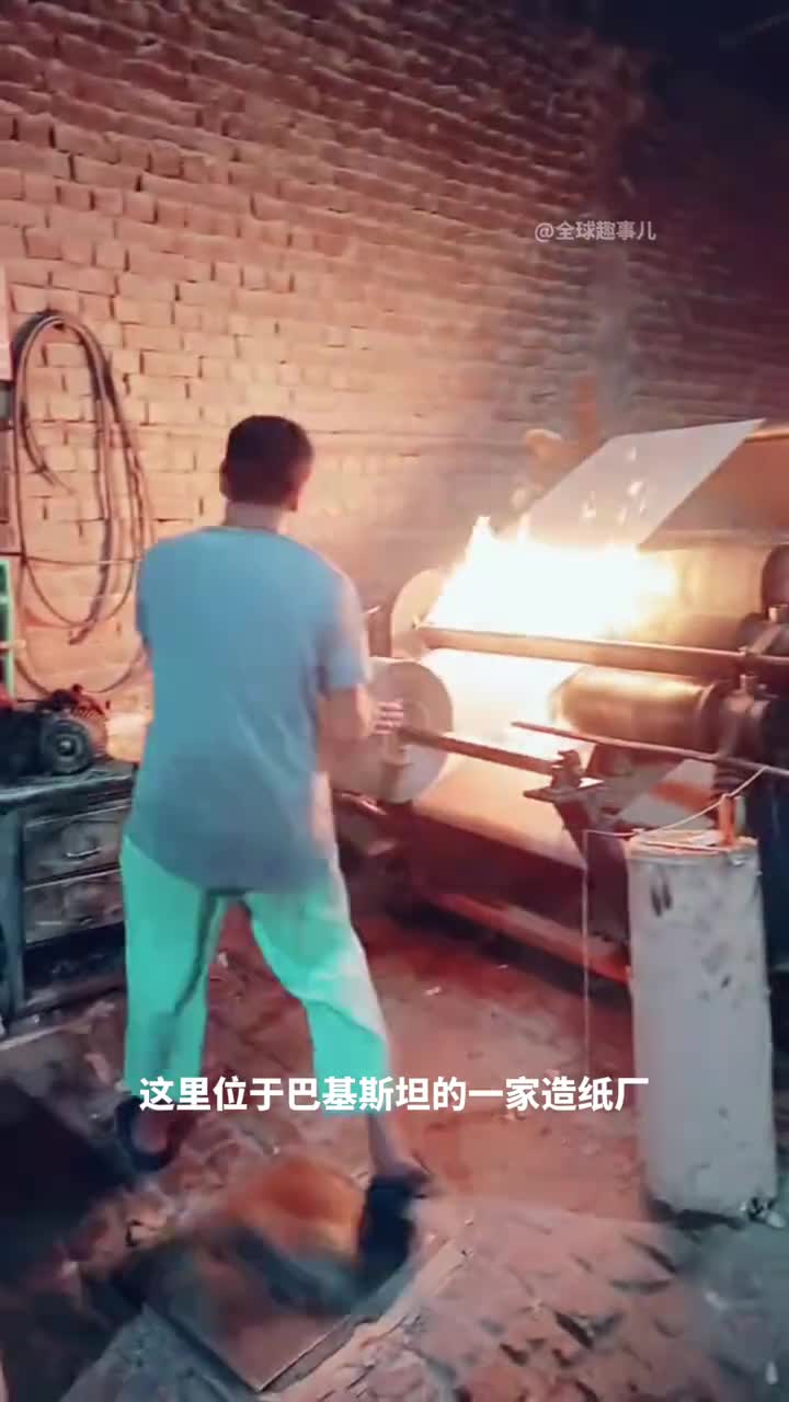 瓦楞纸板火光四溅的工厂原来是在制作瓦楞纸