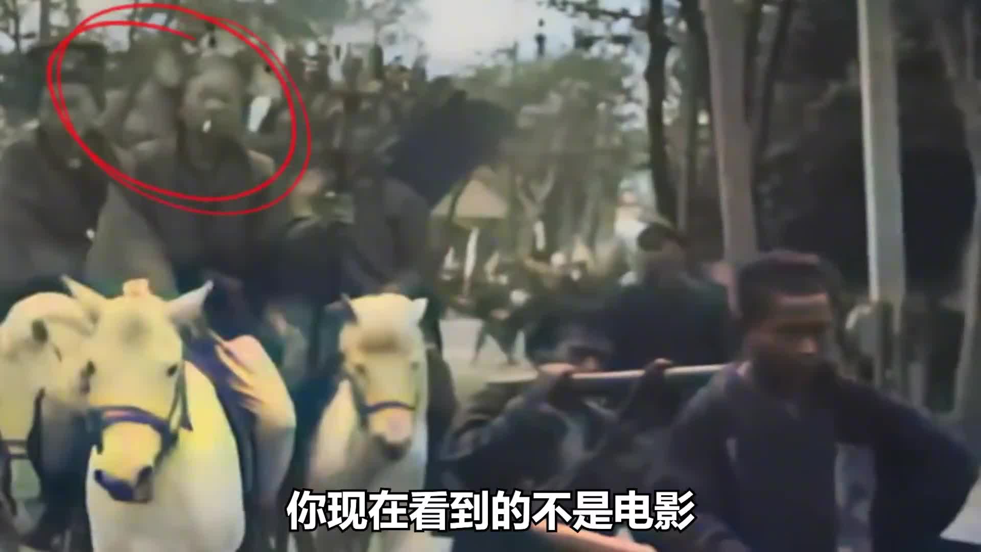 1905年清末二品官员上任珍贵历史影像队伍上千人居然叼着华子抽