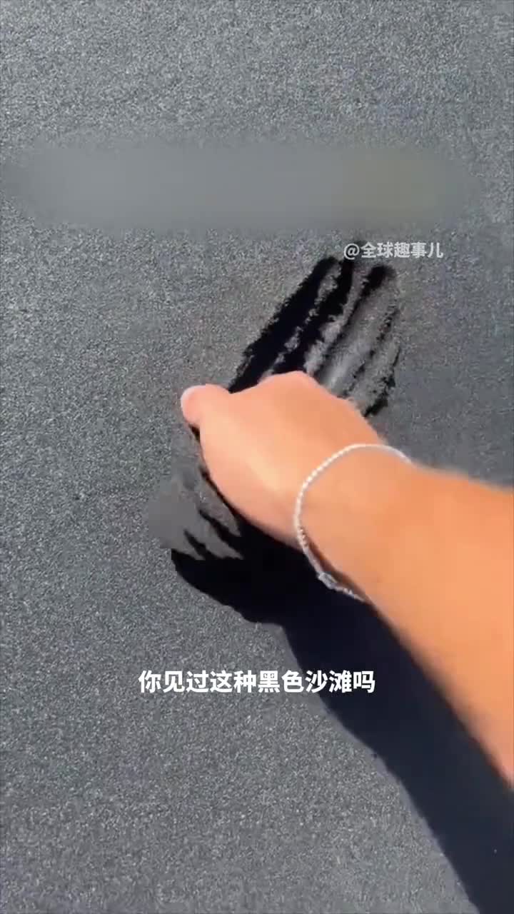 你无法想象的神秘黑色沙滩竟然拥有如此独特的魅力