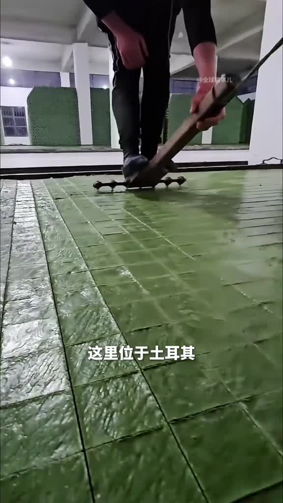 手工皂不是在切地板而是在制作橄榄手工皂