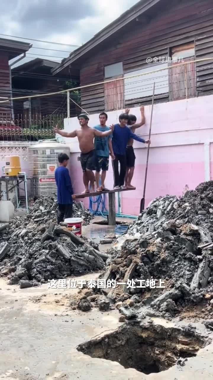 不输于机械的人力泰国建筑工人靠自身重量打桩