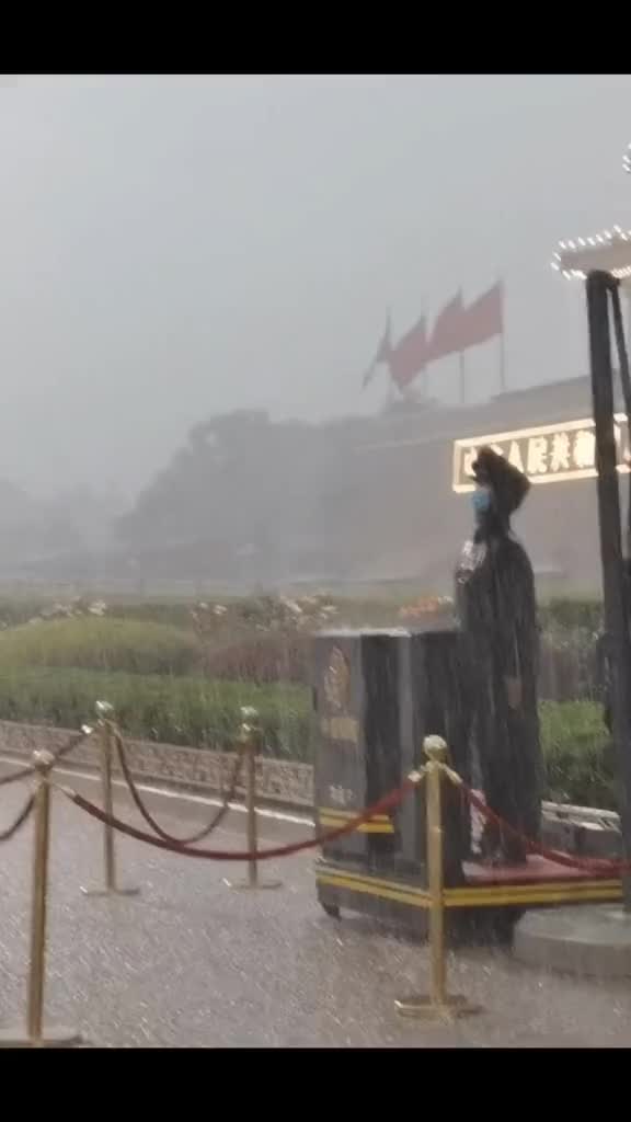 点赞暴雨中依然有一群人坚守在一线谢谢你们为这座城市保驾护航