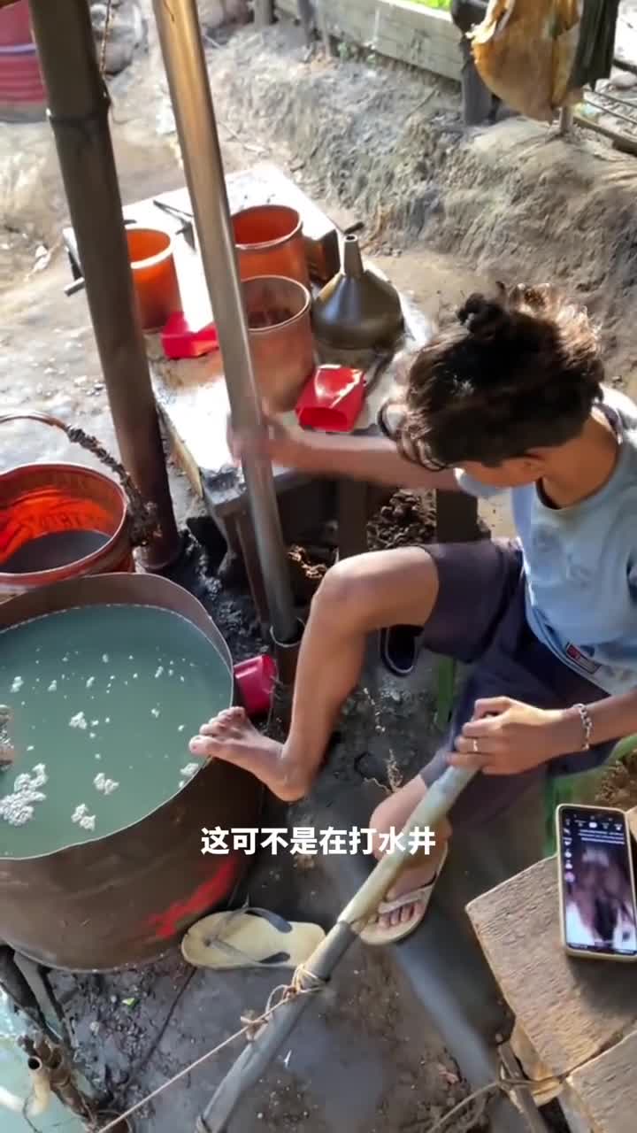 打破你对石油开采的想象手工石油井开采如清泉般涌出