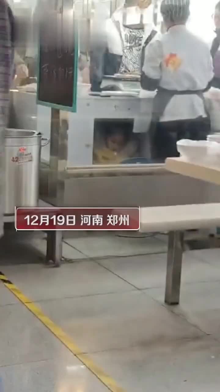 近日某大学生发现小女孩在妈妈的柜台下写作业上面是生活下面是梦想